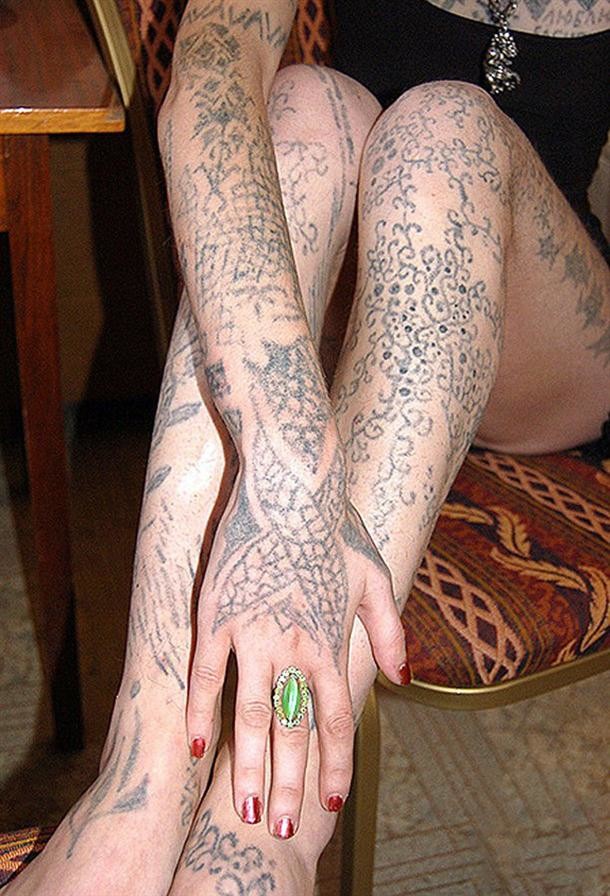 Κάνει μόνη της τα τατουάζ της! Δείτε πώς έχει γίνει (pics)